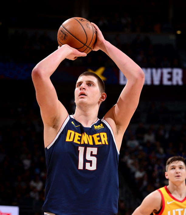 关于掘金轻取勇士，萨姆·米切尔高光表现的信息