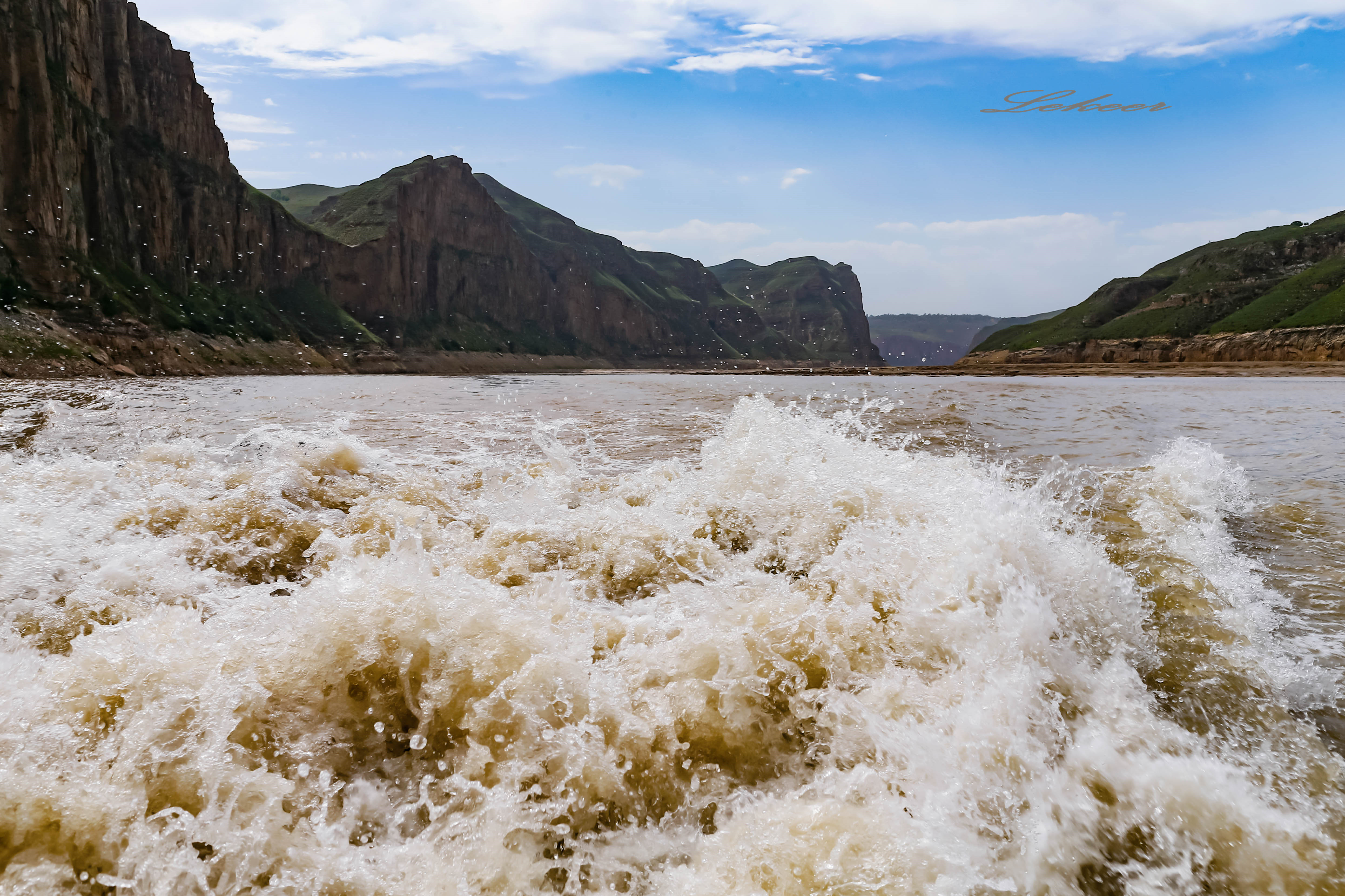 山西州体育馆内外豪情万丈，主队凭借全力夺得胜利