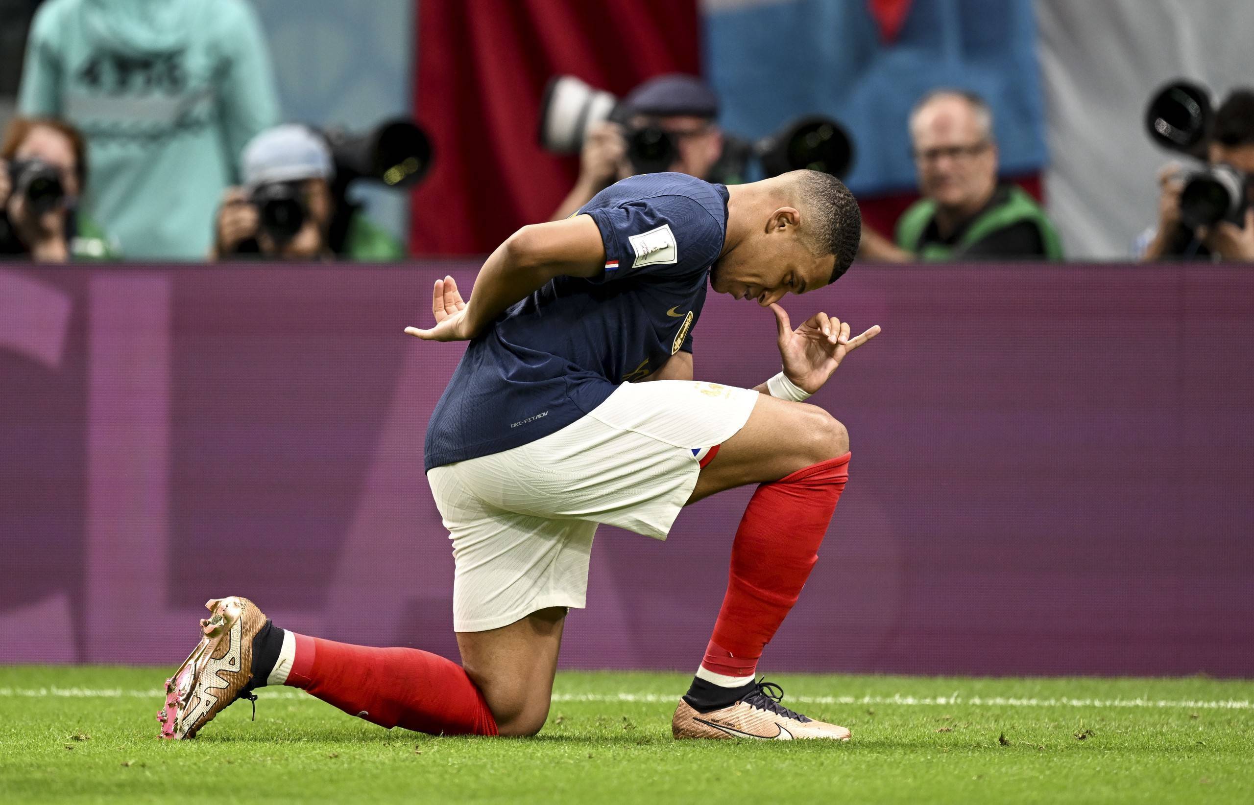 轻松搞笑!巴萨球员庆祝进球瞬间搞笑出镜 轻松搞笑!巴萨球员庆祝进球瞬间搞笑出镜