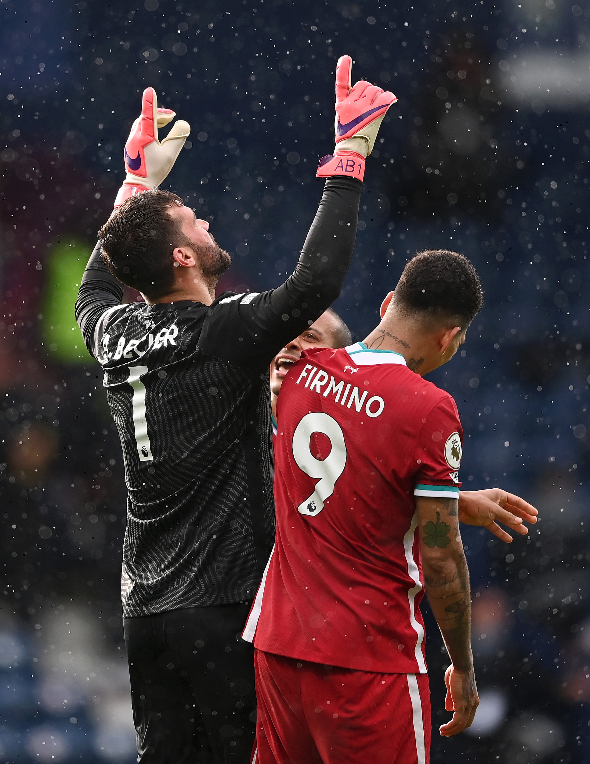 包含卡利亚里后卫神勇,全力保护球门不被攻陷的词条 包含卡利亚里后卫神勇,全力保护球门不被攻陷的词条