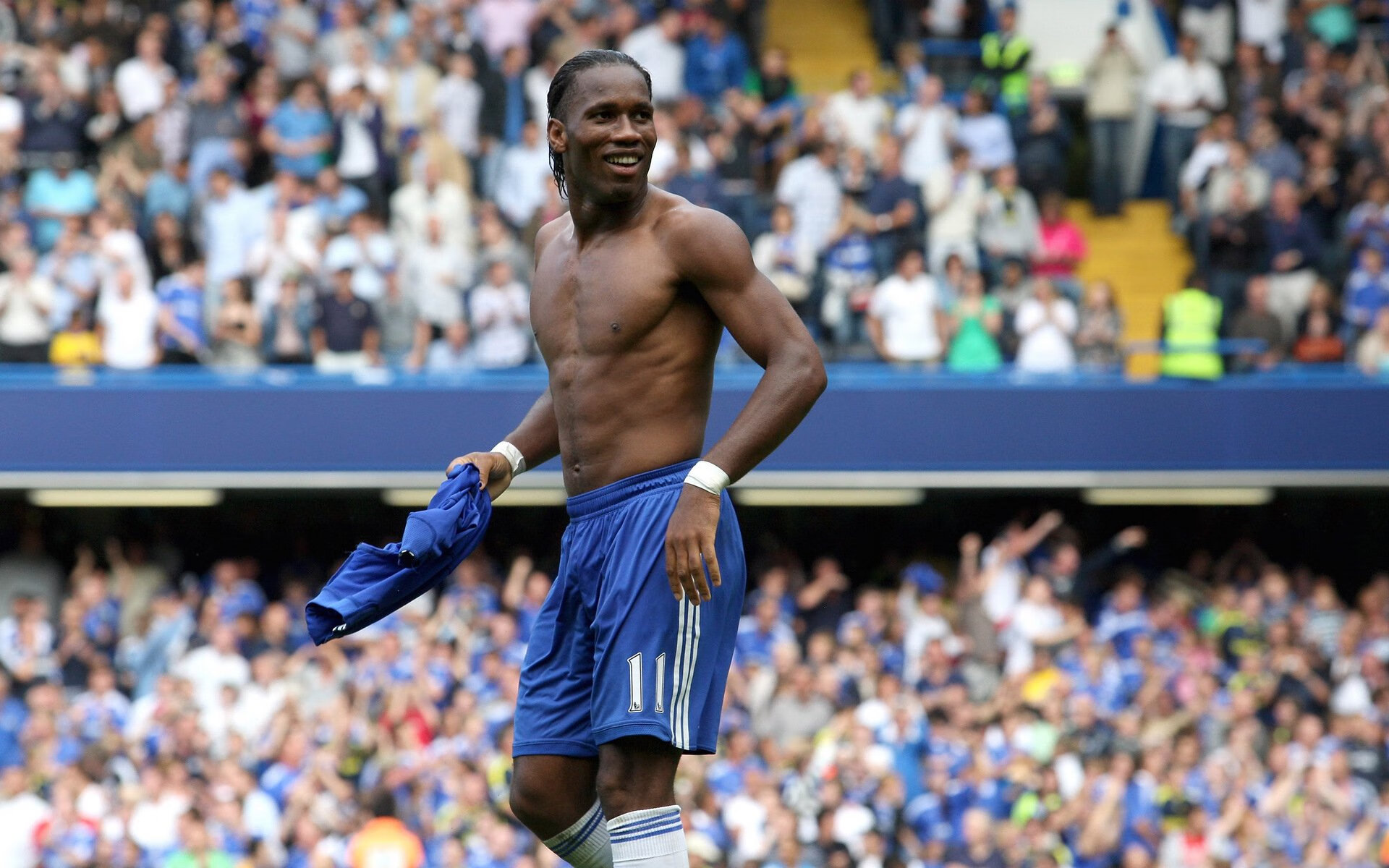 波兰完胜里昂,佩德里点燃赛场,一场技术与激情的完美交响