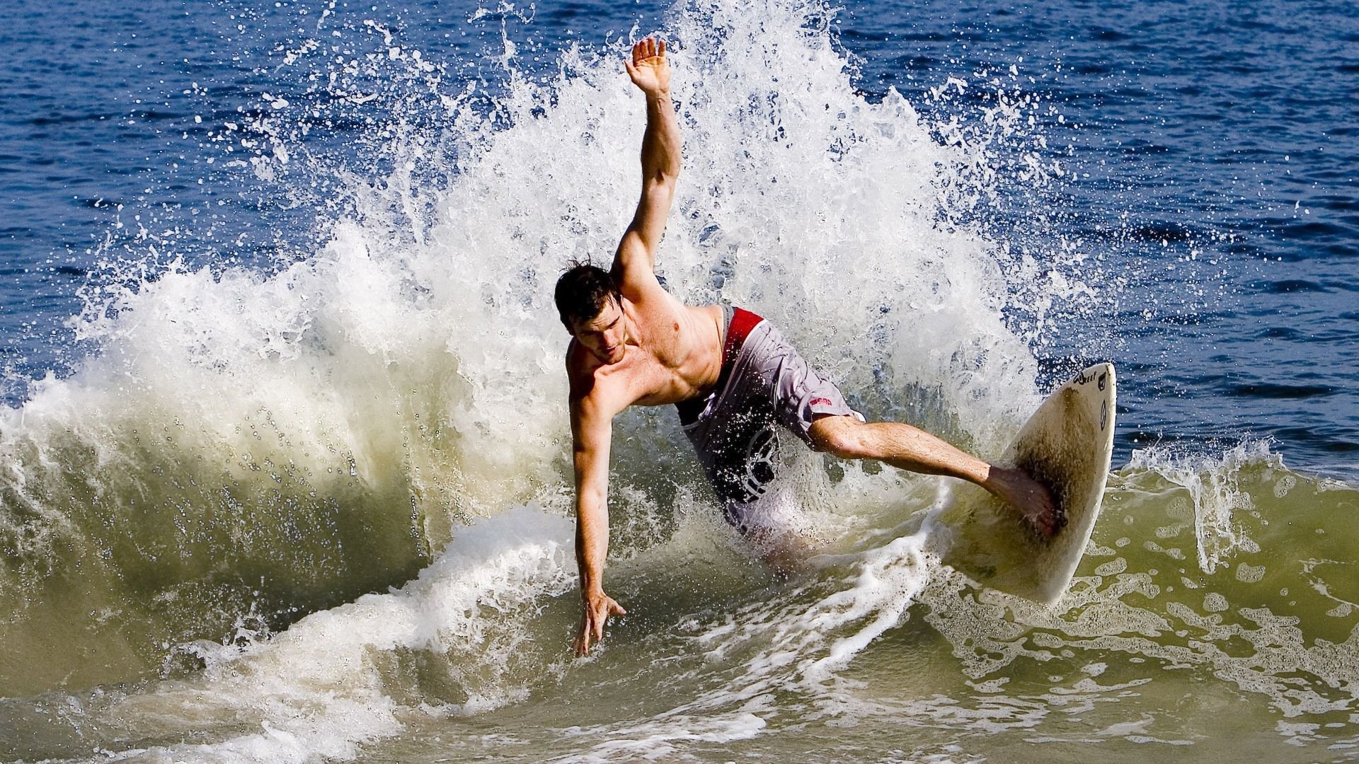 红黑军团碾压高卢雄鸡，萨拉赫领军奏凯—当意法足球的对抗遇上非洲之王的锋芒